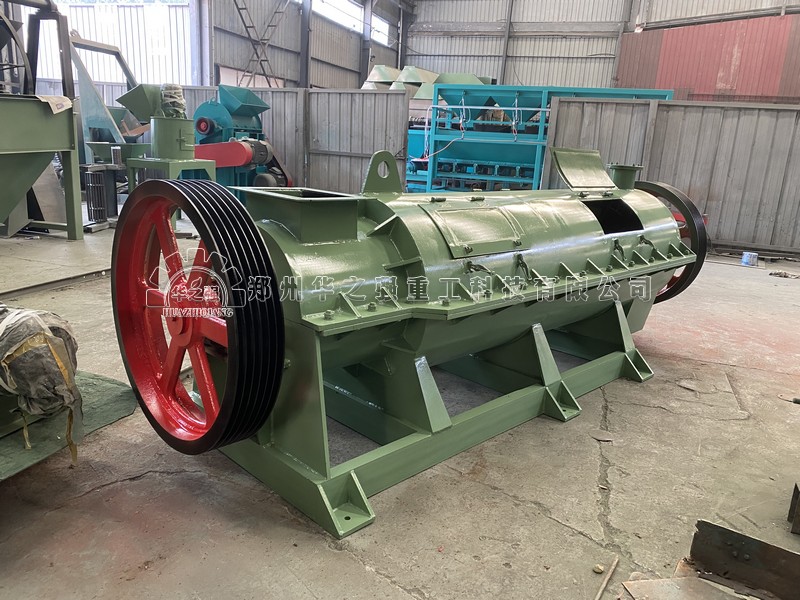 新型有機(jī)肥攪齒造粒機(jī).jpg